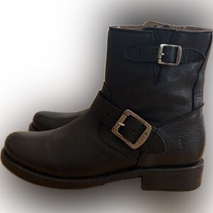 Frye 6 1/2 Vicky Tyler Engineer Ankle Boots 6.5 B Black Leather Moto Zip Buckle